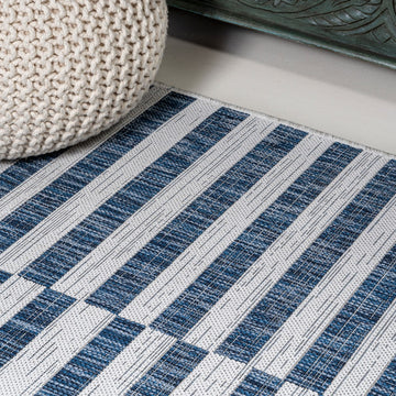 Sukie Modern Offset Stripe Indoor/outdoor Area Rug